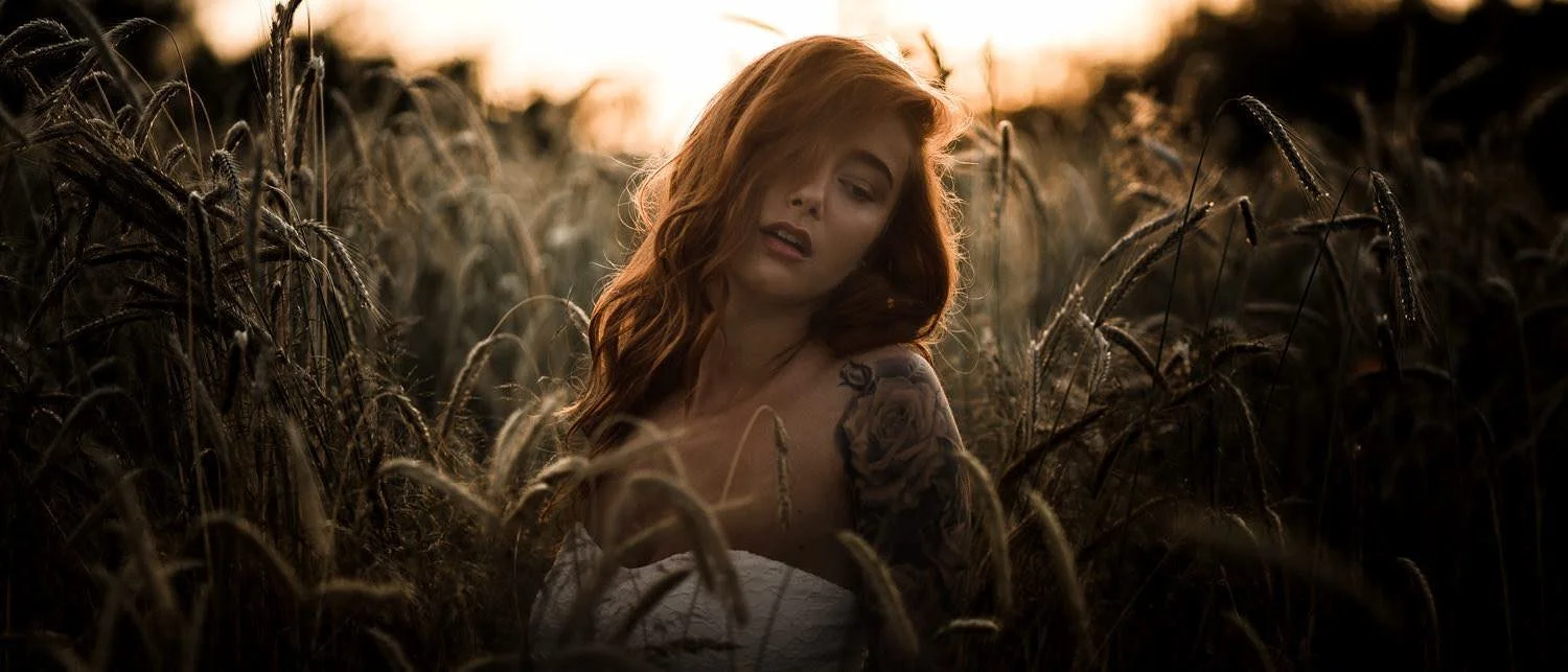 Portrait einer Frau mit roten Haaren Outdoor bei Sonnenuntergang im Feld mit Tattoos in Darmstadt – von pixelfeder