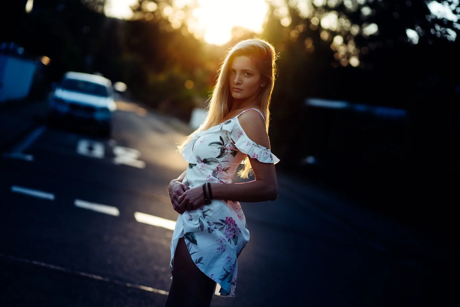 Portrait einer Frau bei Sonnenuntergang in der City stehend in Darmstadt – von pixelfeder