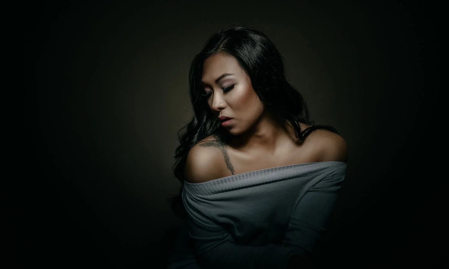 Portrait einer jungen Frau mit schwarzen Haaren mit Blick zur Seite mit geschlossenen Augen in Darmstadt – von pixelfeder