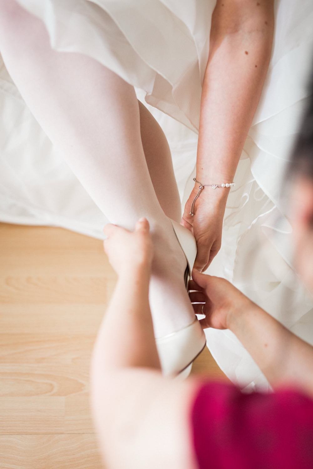 Getting Ready der Braut mit Strumpfhose in Darmstadt – von pixelfeder