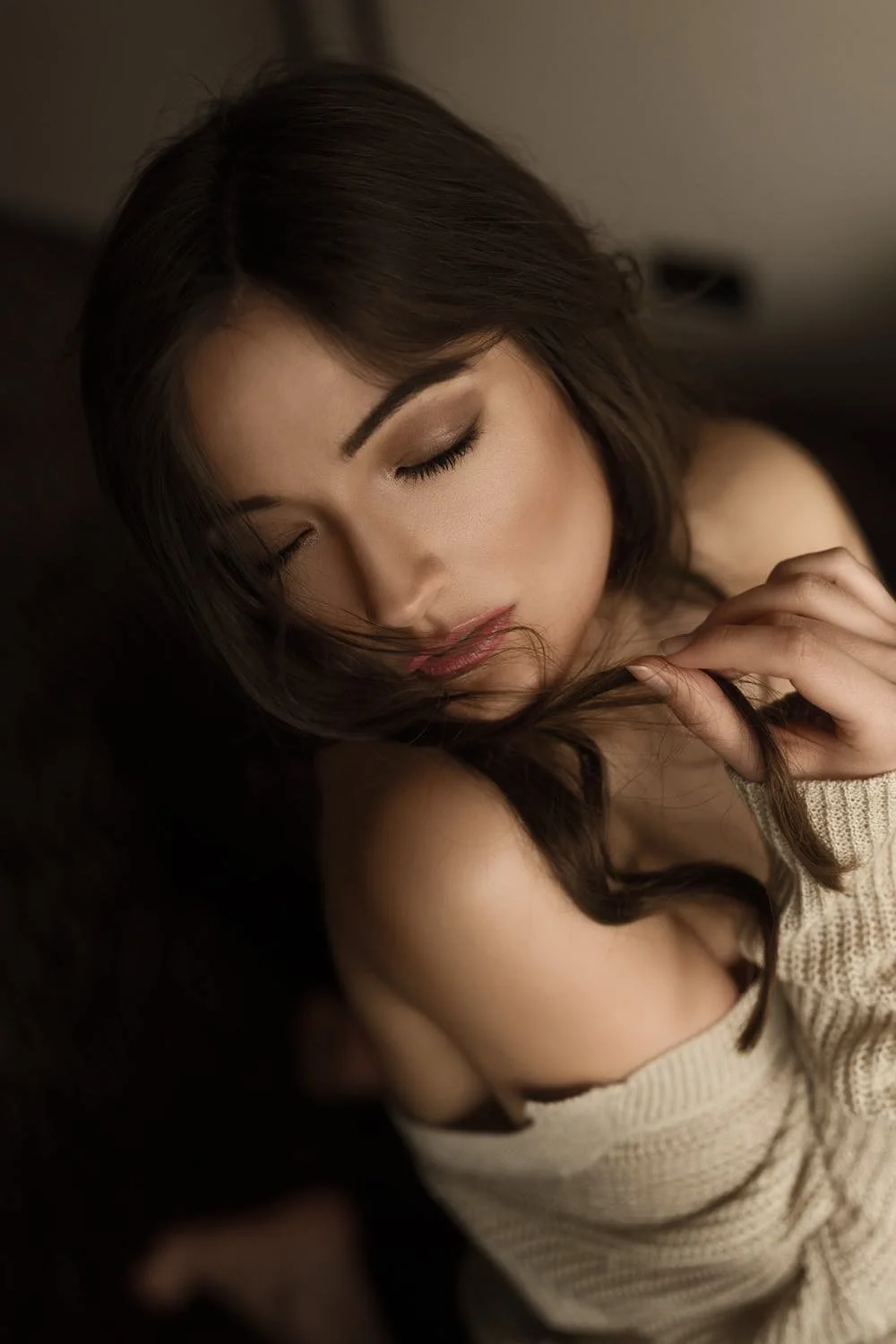 Sinnliches Portrait einer jungen Frau mit braunen Haaren Indoor in Darmstadt – von pixelfeder
