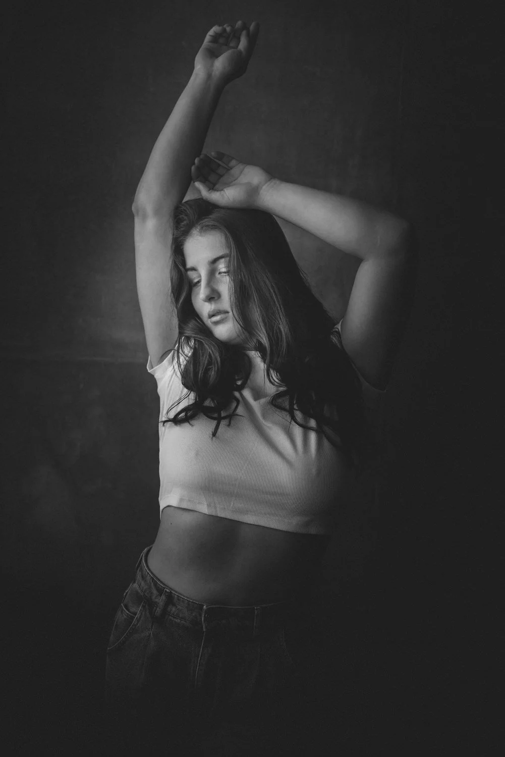 Portrait einer Frau im Studio in Frankfurt – Schwarz-Weiß von pixelfeder