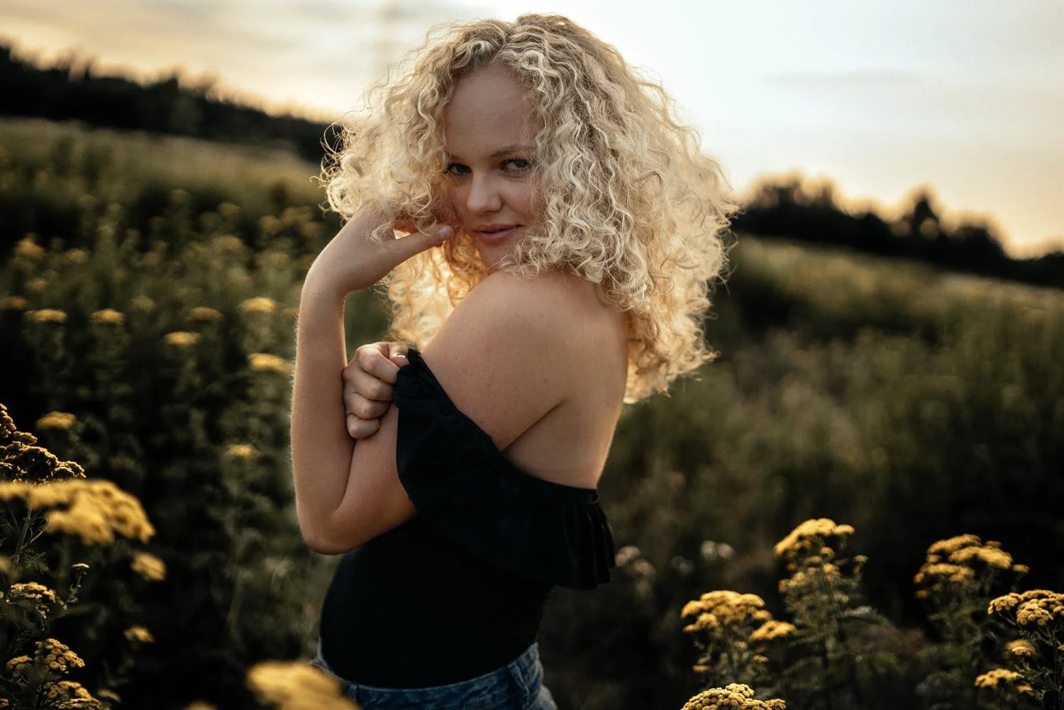 Portrait einer Frau mit lockigen, blonden Haaren im Feld in Darmstadt – von pixelfeder