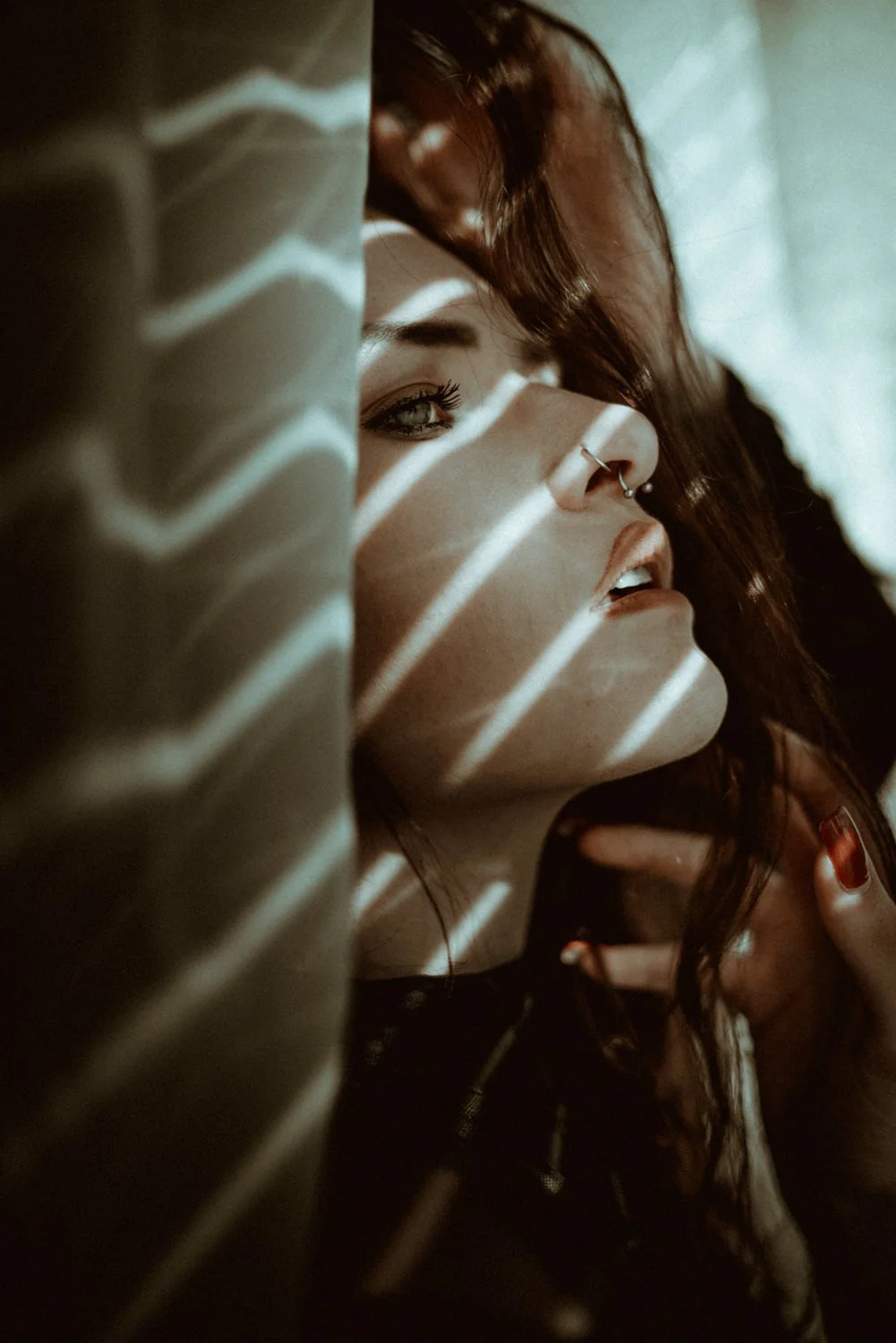 Close-Up Portrait von einer jungen Frau mit lockigen, braunen Haaren im Studio in Darmstadt – von pixelfeder