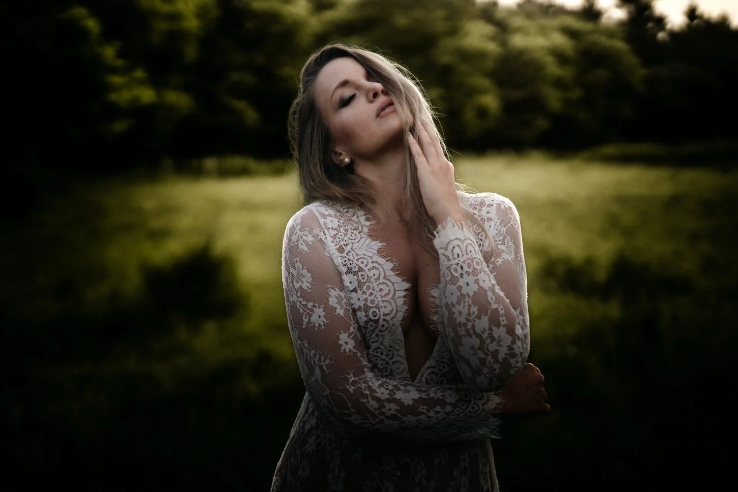 Sinnliches Portrait einer Person mit langen, dunkelblonden Haaren in einem Spitzenkleid Outdoor – von pixelfeder
