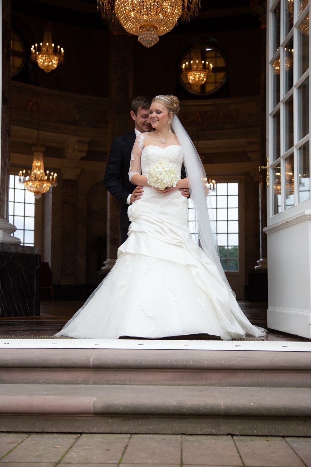 Ein Brautpaar auf einer Hochzeitsfeier, die Braut trägt ein weißes Kleid und hält einen in Darmstadt – von pixelfeder