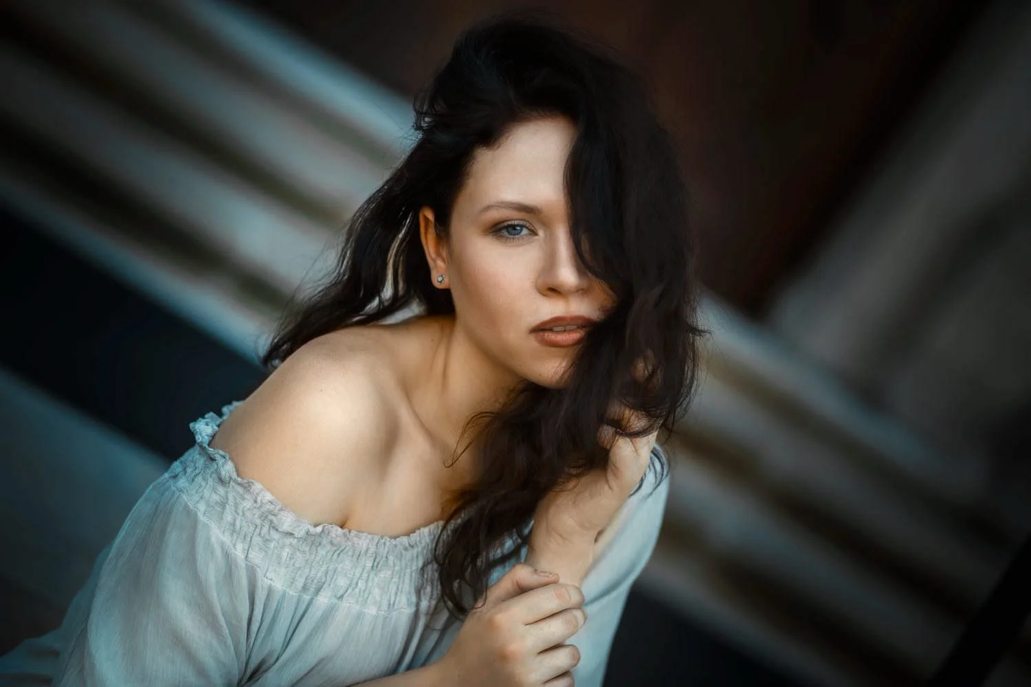 Portrait einer Frau mit lockigen Haaren in einem Shoulder Oberteil mit Blick in die Kamera in Darmstadt – von pixelfeder