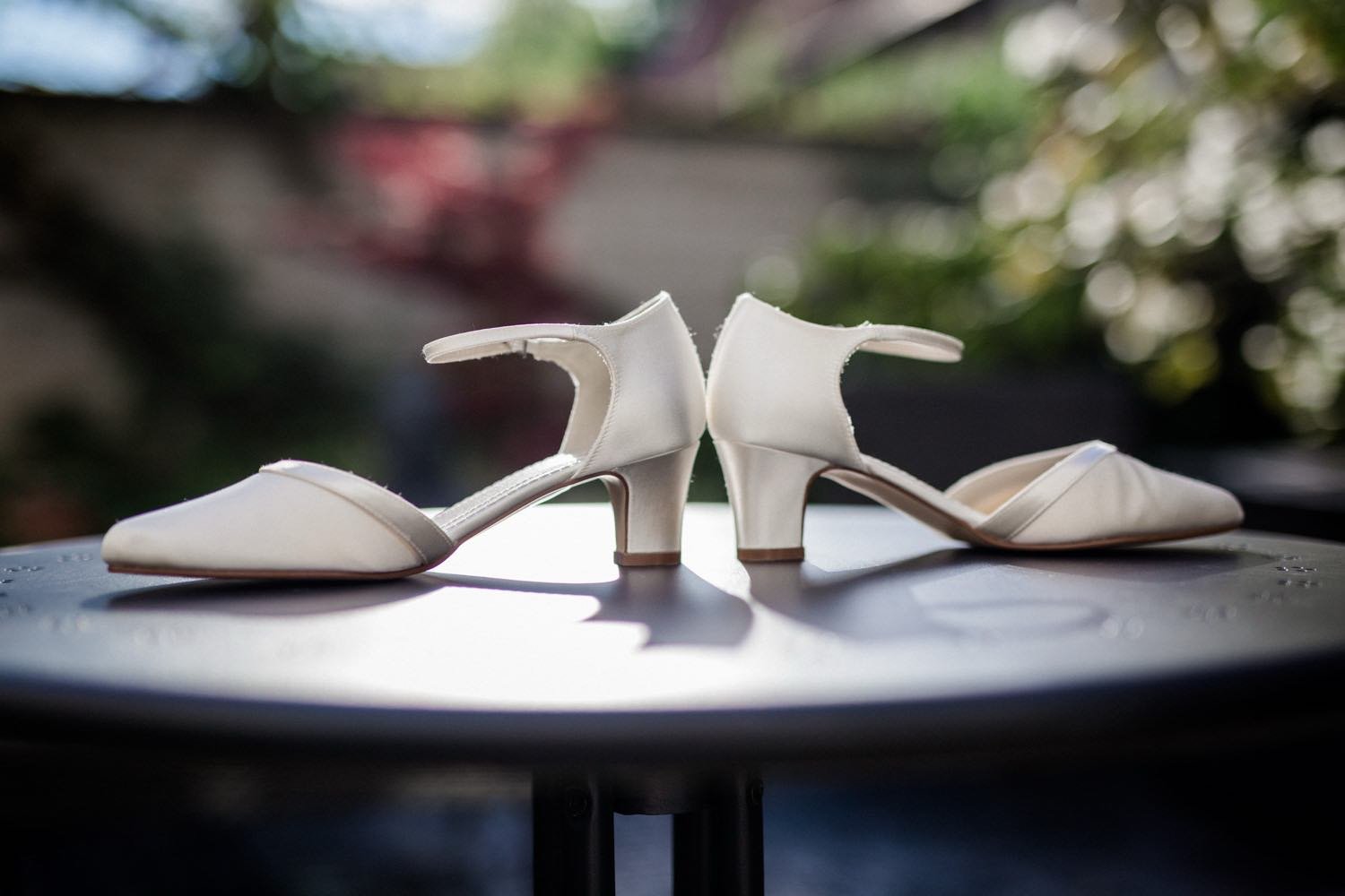 Portrait – Hochzeitsschuhen mit High Heels im Garten in Darmstadt – von pixelfeder