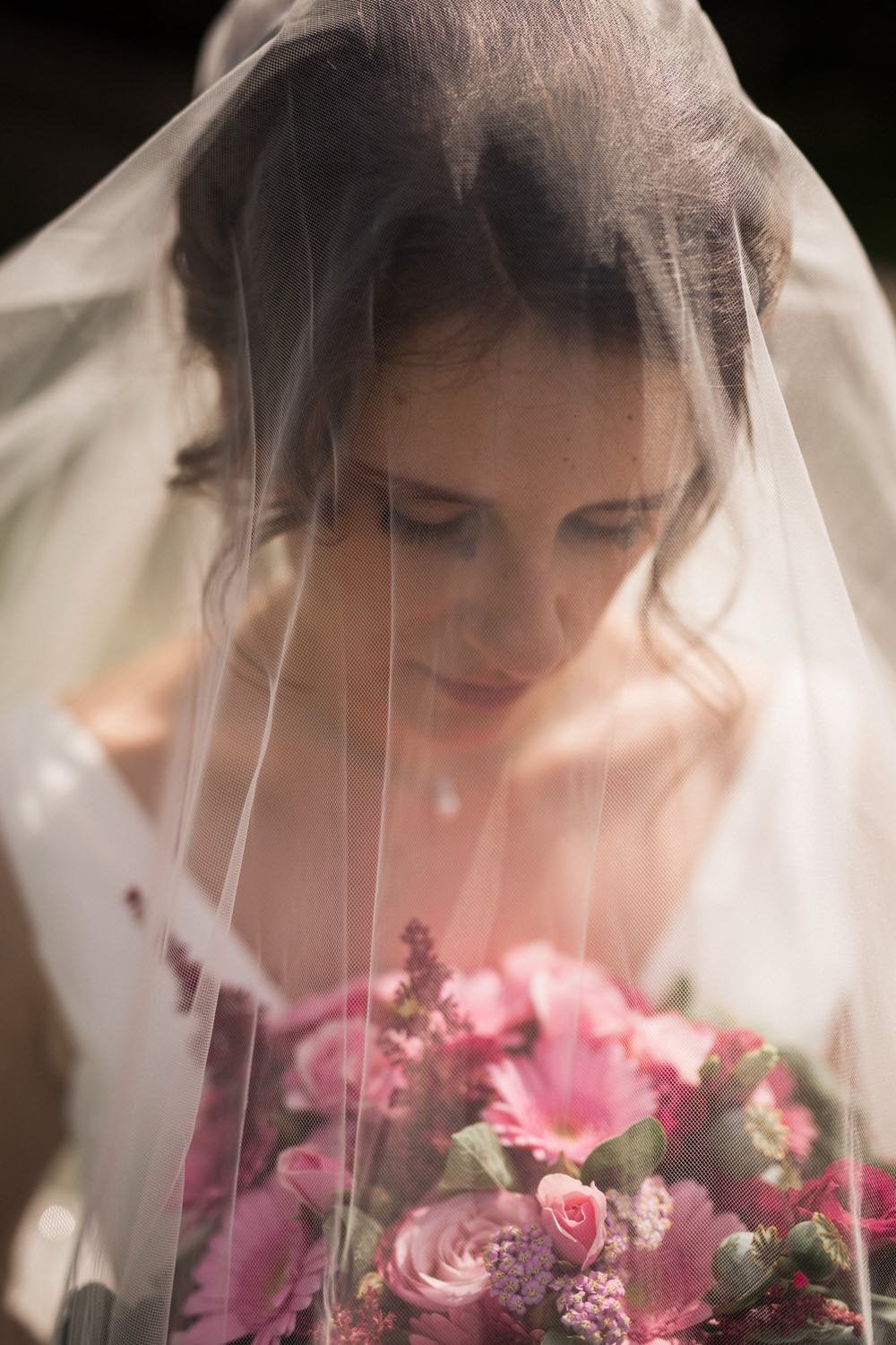 Close-Up der Braut mit Schleier und mit Brautstrauß in Darmstadt – von pixelfeder