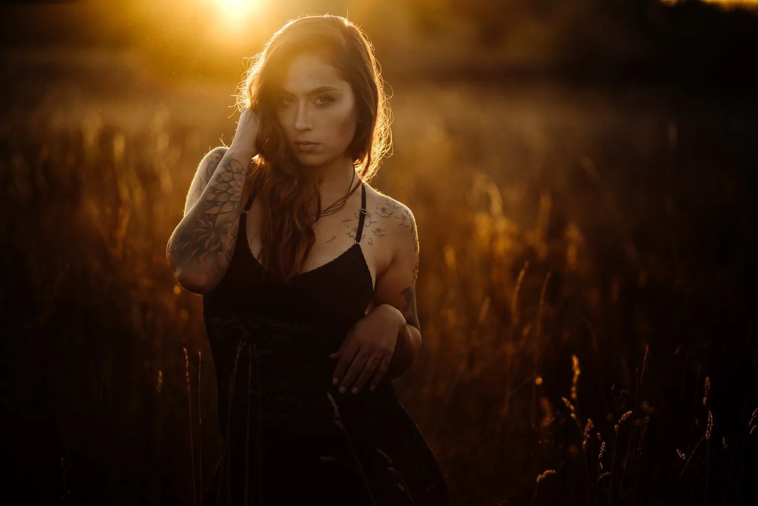Portrait einer Frau in einem Kleid Outdoor bei Sonnenuntergang mit Tattoos – von pixelfeder
