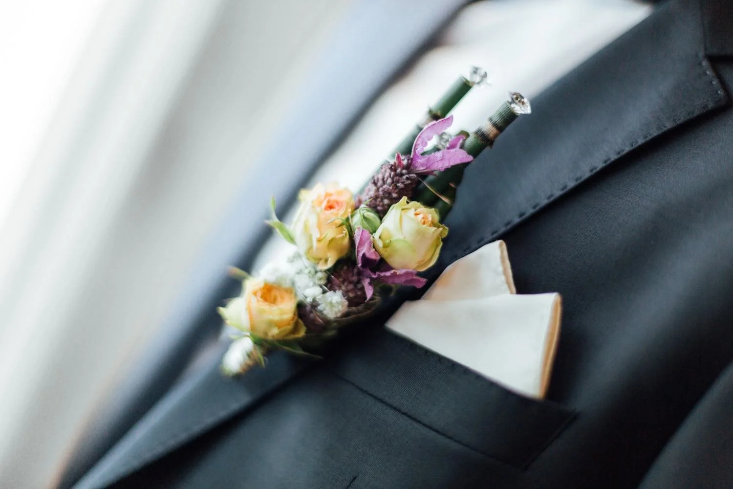 Getting Ready des Bräutigams im Anzug und mit Krawatte im Hotelzimmer in Darmstadt – von pixelfeder