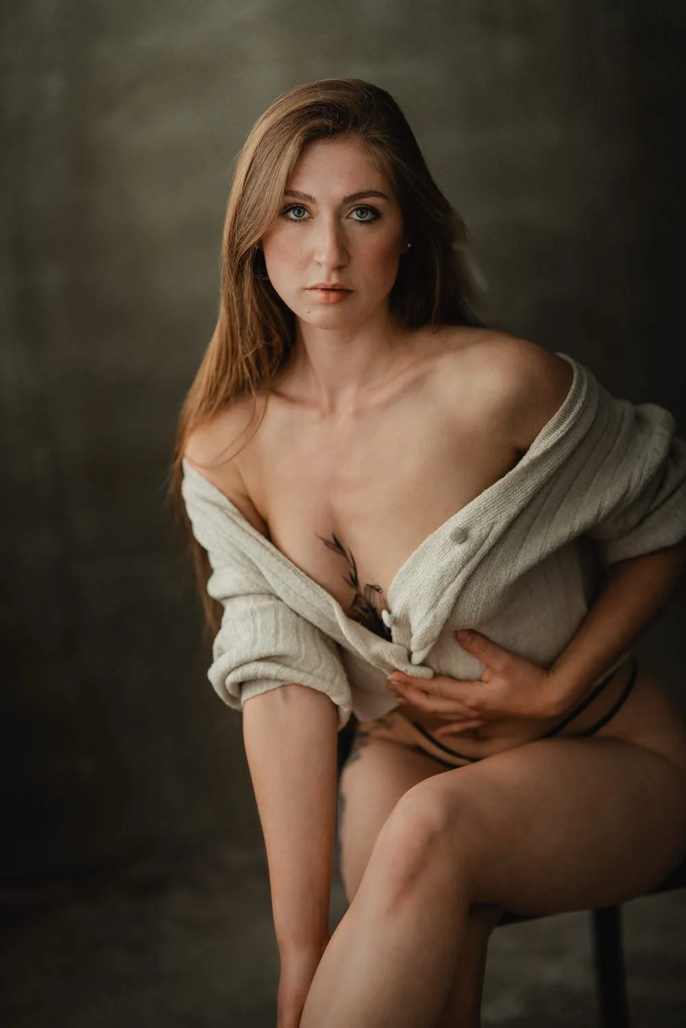 Sinnliches Portrait einer jungen Frau mit offenen, dunkelblonden Haaren mit Blick in die Kamera – von pixelfeder