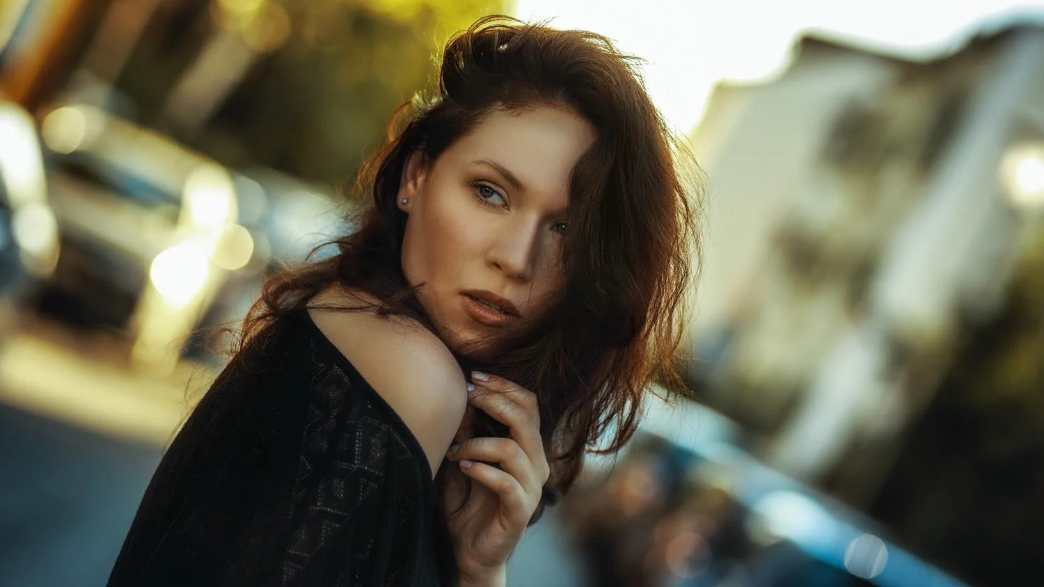 Portrait einer jungen Frau mit lockigen, braunen Haaren bei Sonnenuntergang in der City in Darmstadt – von pixelfeder