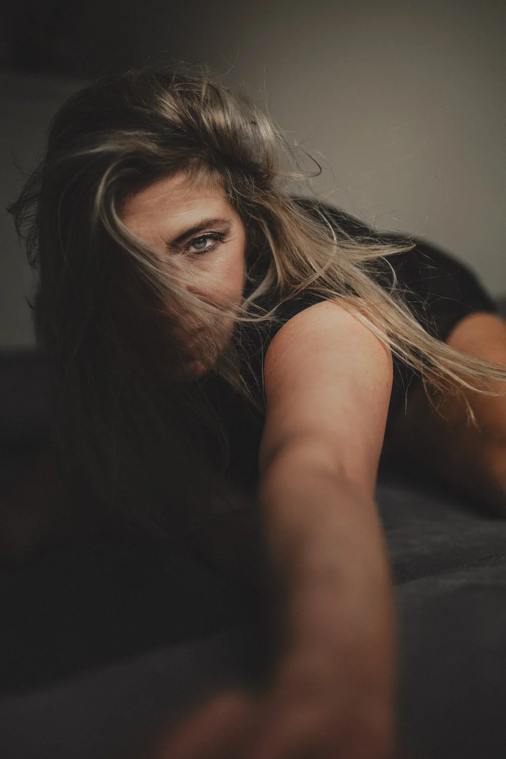 Close-Up einer Frau in einem Kleid Indoor liegend mit Blick in die Kamera in Frankfurt – von pixelfeder