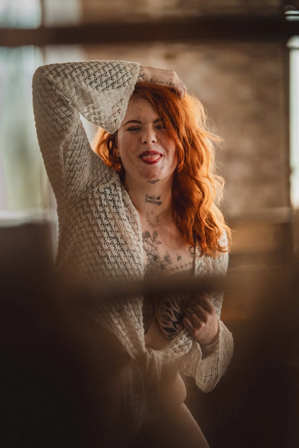 Sinnliches Portrait einer Frau mit roten Haaren in Dessous im Studio macht ein freches gesicht in Witten – von pixelfeder