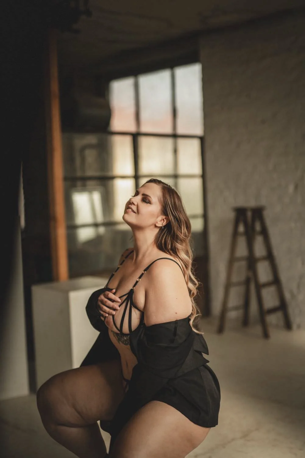 Boudoir Shooting von einer Frau mit blonden Haaren in einem Kleid im Studio auf dem Boden sitzend in witten – von pixelfeder