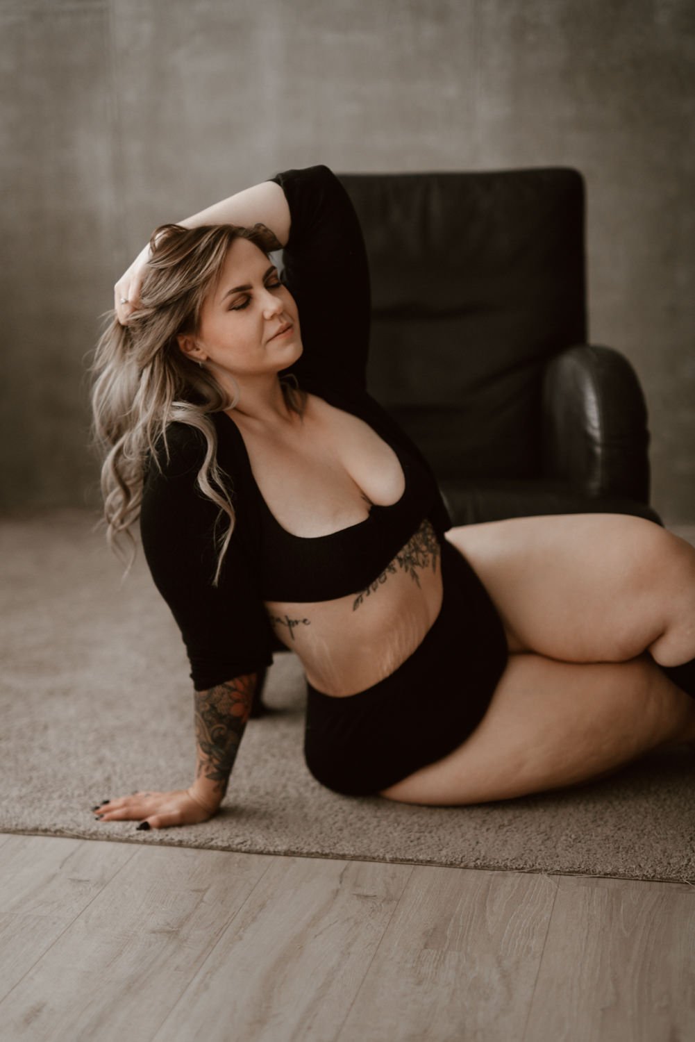 Portrait Boudoir von einer Frau im Studio auf dem Boden sitzend mit geschlossenen Augen in Darmstadt – von pixelfeder