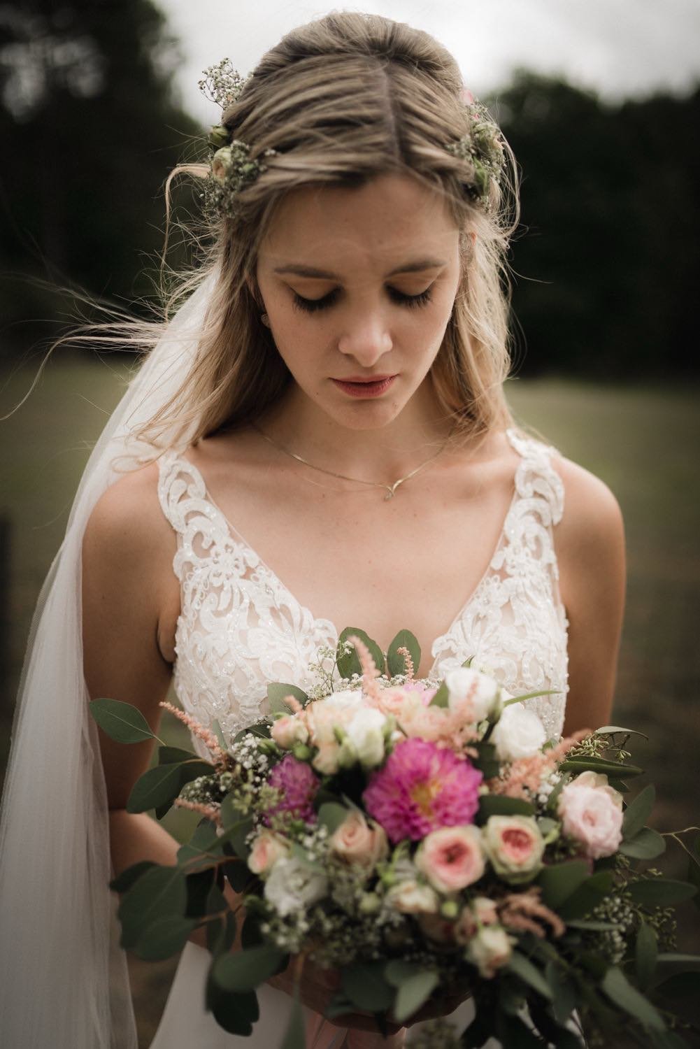 Hochzeitsfoto der Braut mit Spitzendetails und im Kleid und im Weißen hochzeitskleid in Darmstadt – von pixelfeder