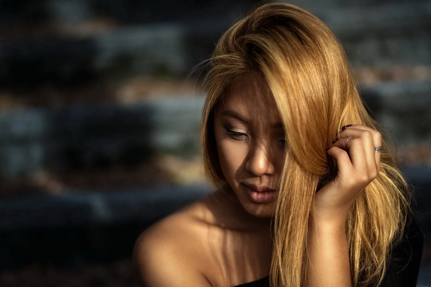 Portrait einer jungen Frau mit blonden Haaren Outdoor auf einer Treppe bei Sonnenlicht in Darmstadt – von pixelfeder