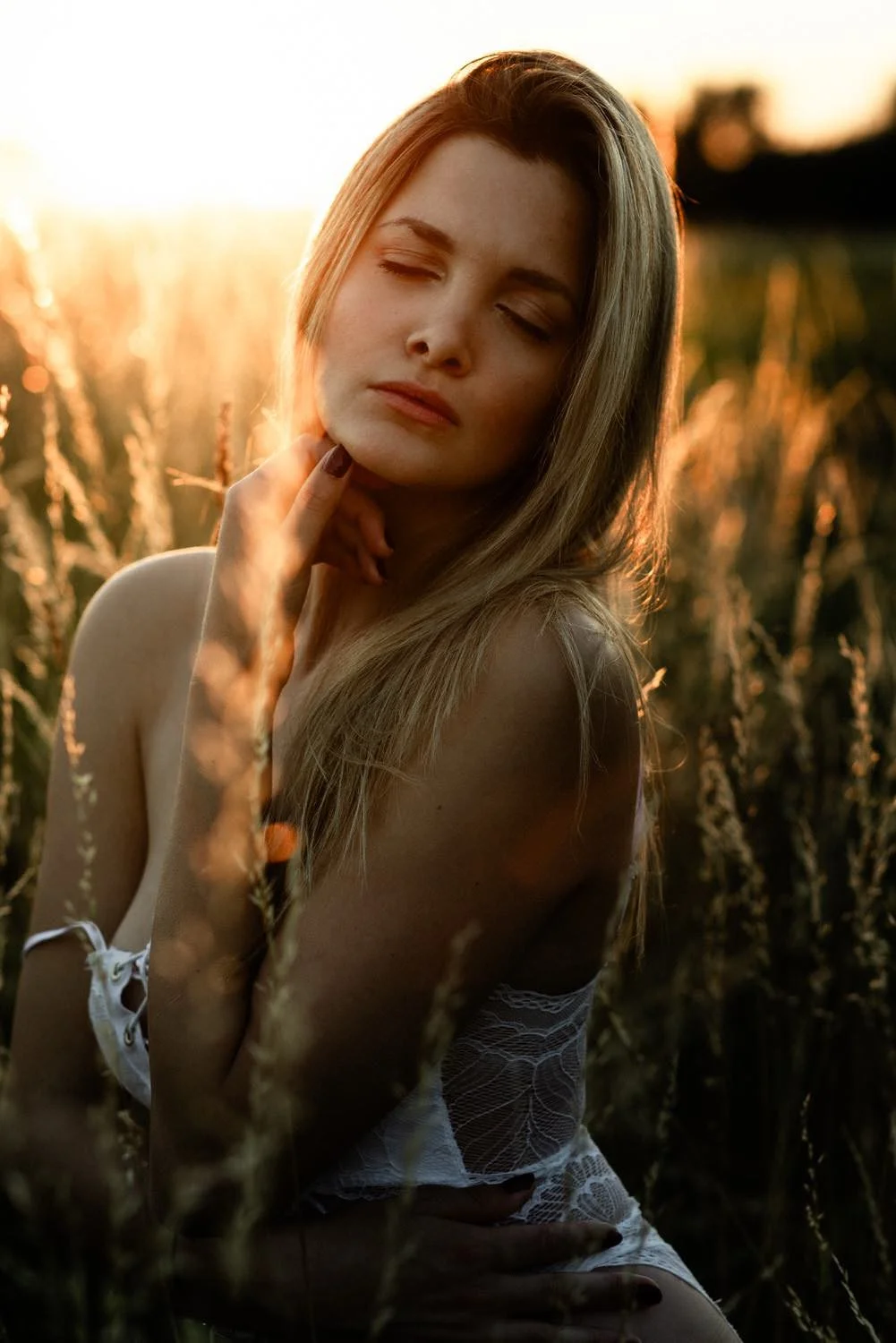 Sinnliches Portrait einer jungen Frau mit langen, blonden Haaren Outdoor bei Sonnenuntergang in Darmstadt – von pixelfeder