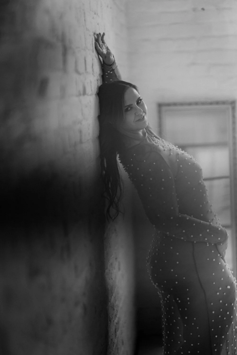 Portrait Boudoir von einer Frau im Studio vor einer Wand mit Blick in die Kamera in Darmstadt – Schwarz-Weiß von pixelfeder