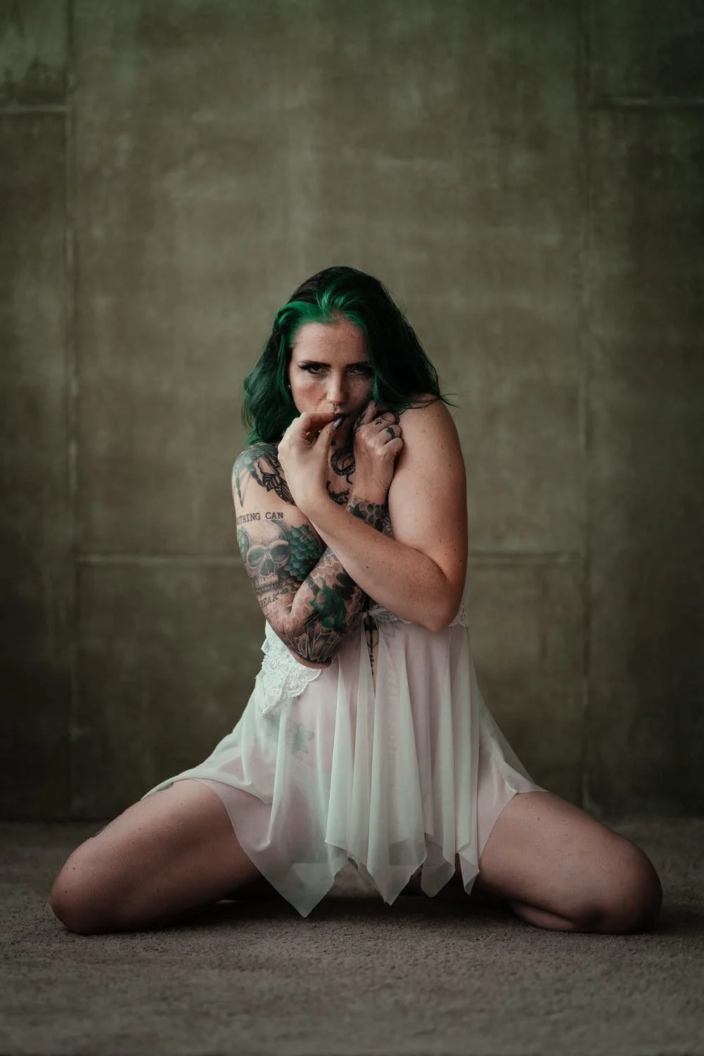 Boudoir Shooting von einer Frau mit kurzen, bunt gefärbten Haaren im Studio in Frankfurt – von pixelfeder