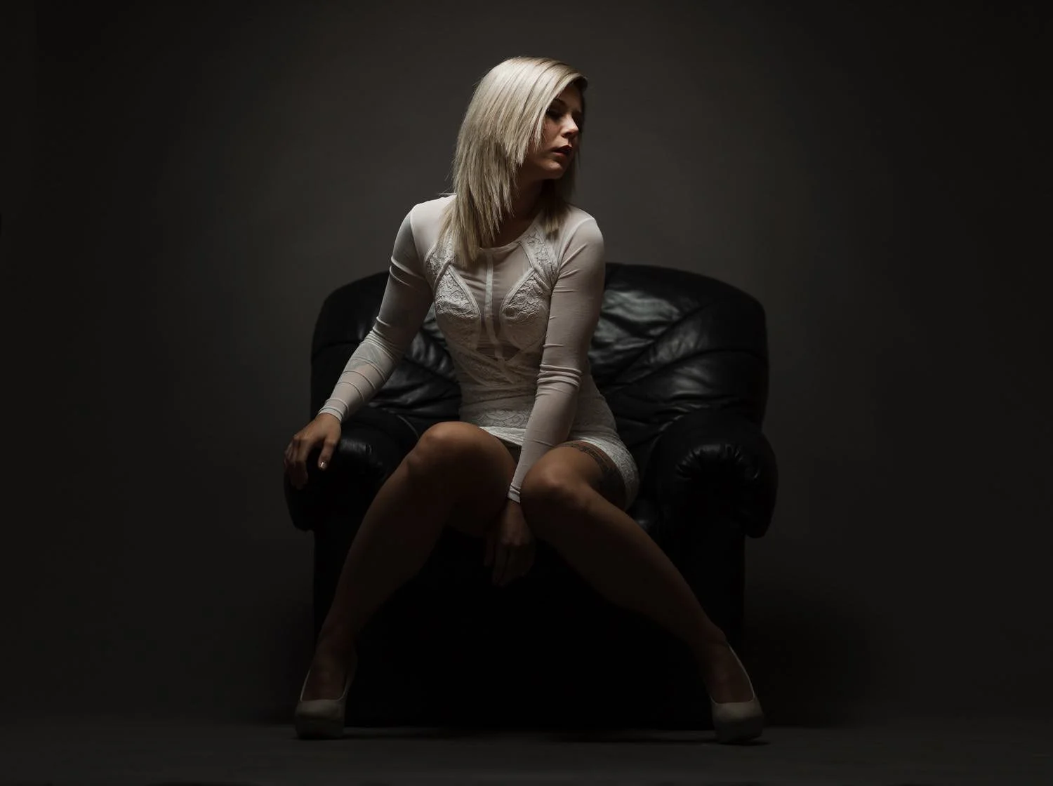 Portrait einer Frau mit blonden Haaren in einem Weißes Kleid im Studio in einem Sessel in Darmstadt – von pixelfeder