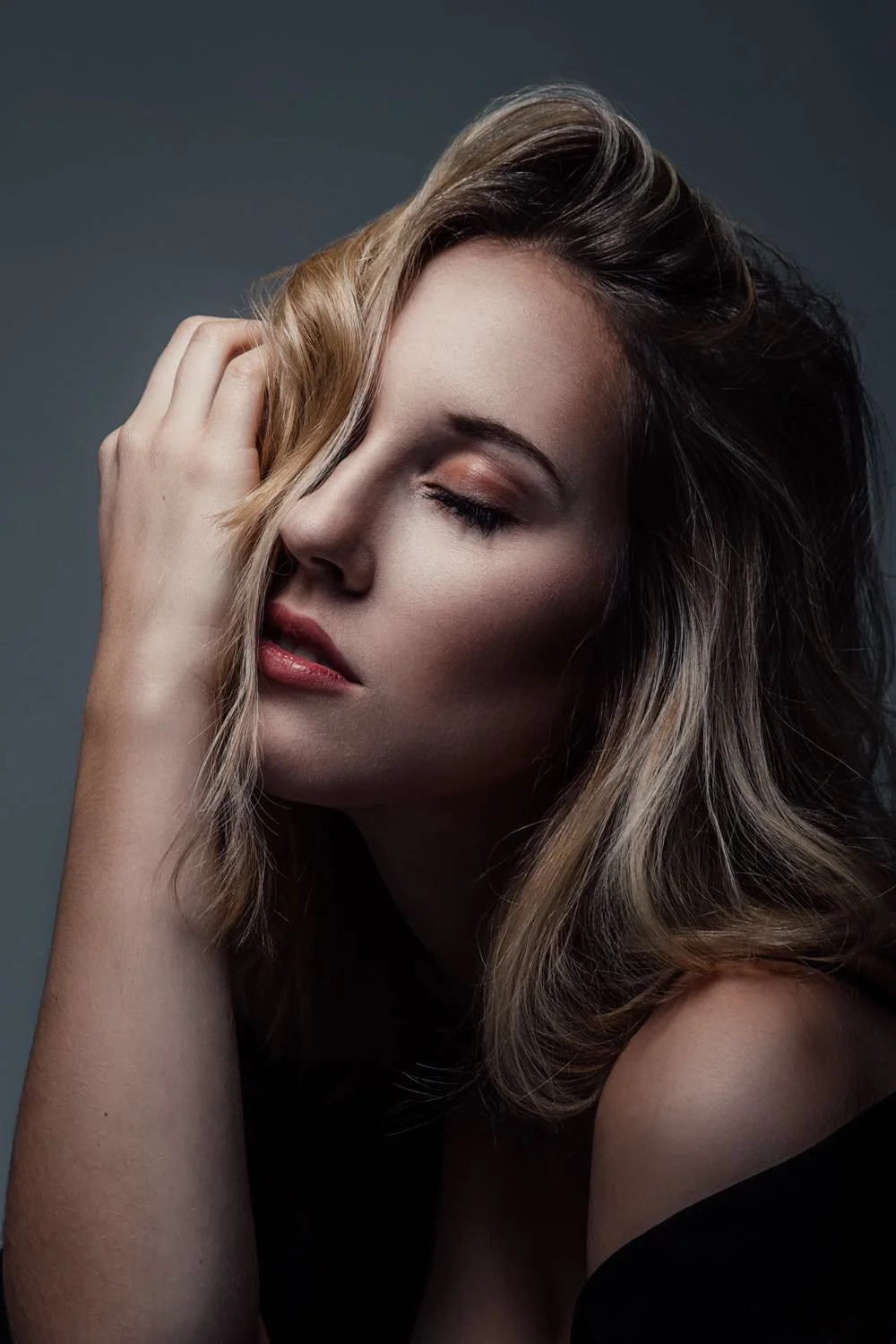 Close-Up Portrait von einer Frau im Studio mit geschlossenen Augen mit verträumtem Blick in Darmstadt – von pixelfeder