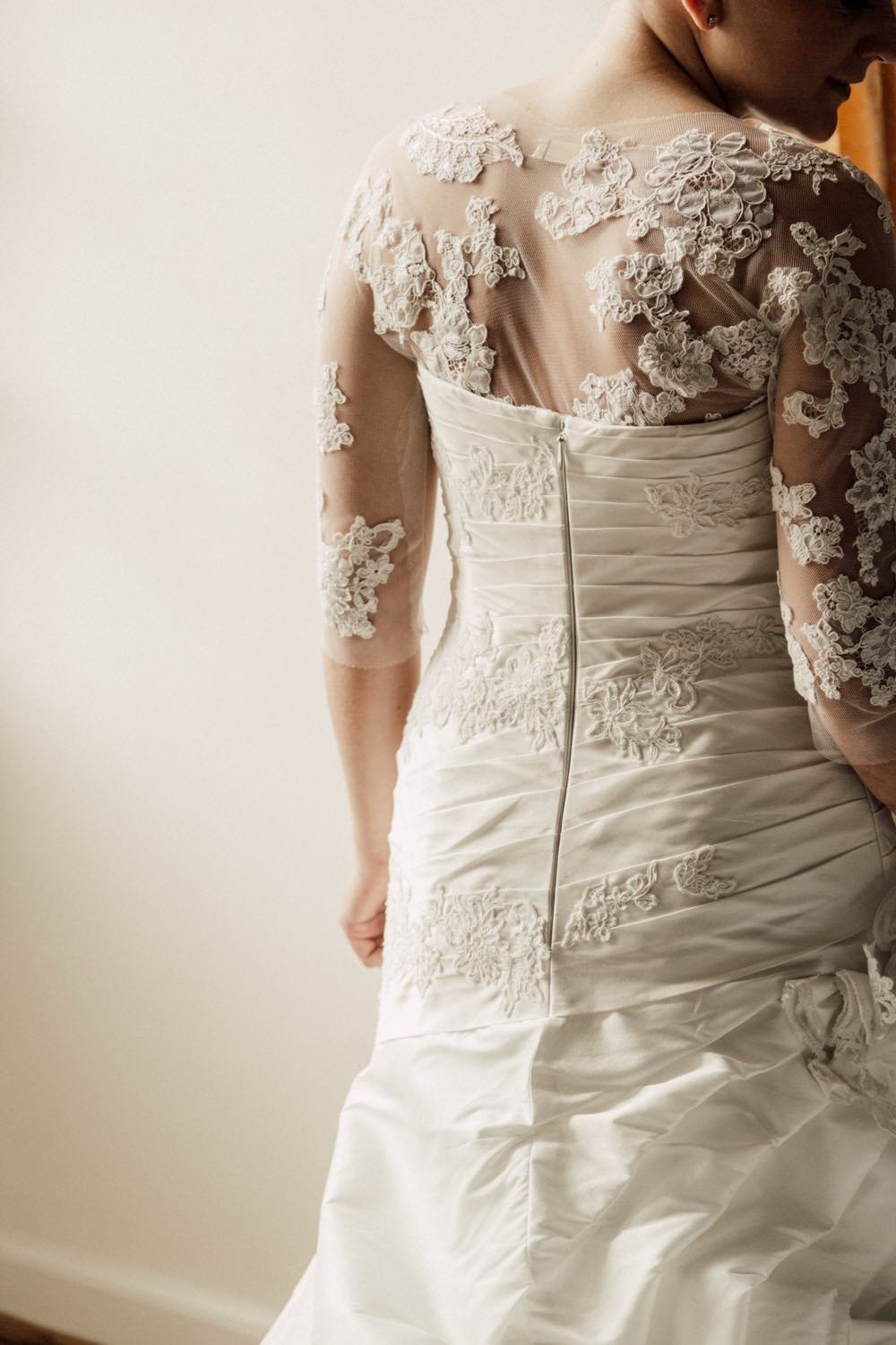 Close-Up Getting Ready – Spitzendetails des brautkleides im Hotelzimmer in Darmstadt – von pixelfeder