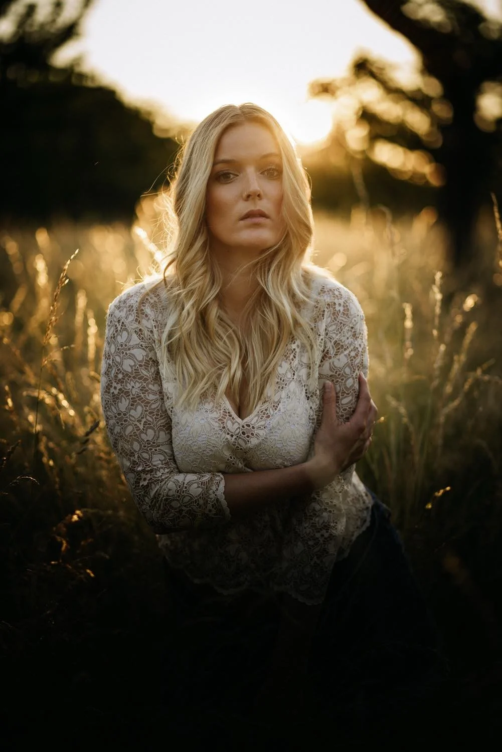 Portrait einer Frau in einer Bluse Outdoor bei Gegenlicht im Feld in Darmstadt – von pixelfeder