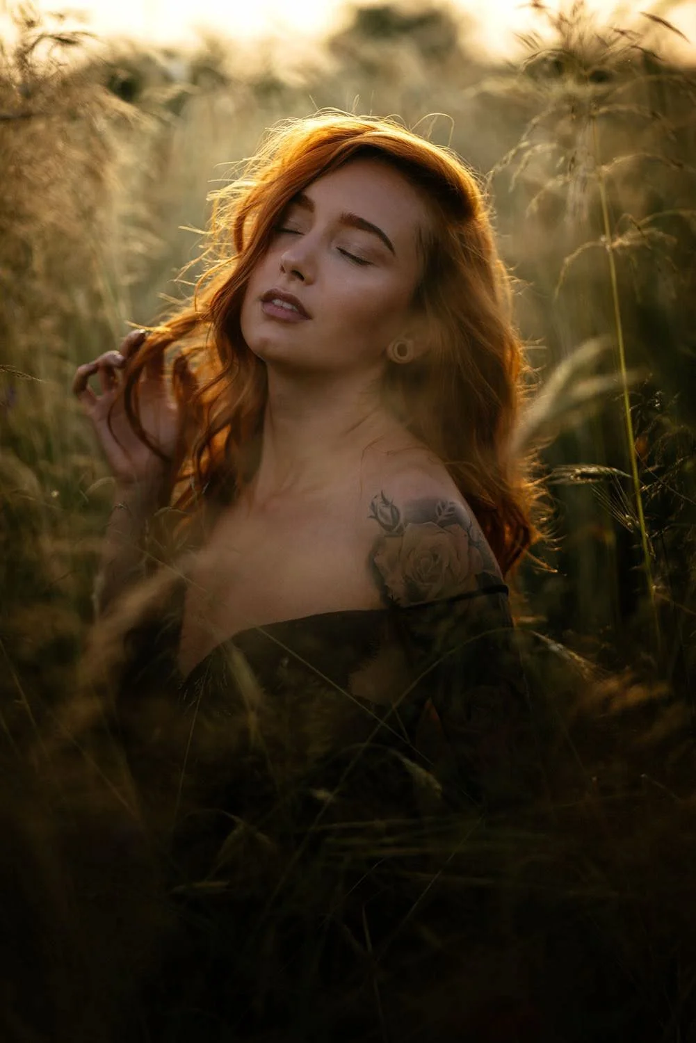 Portrait einer jungen Frau bei Sonnenuntergang auf dem Boden sitzend mit Tattoos in Frankfurt – von pixelfeder