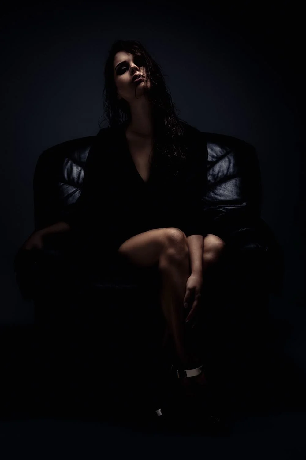 Portrait einer Frau im Studio auf dem Boden sitzend in einem Sessel in Darmstadt – von pixelfeder