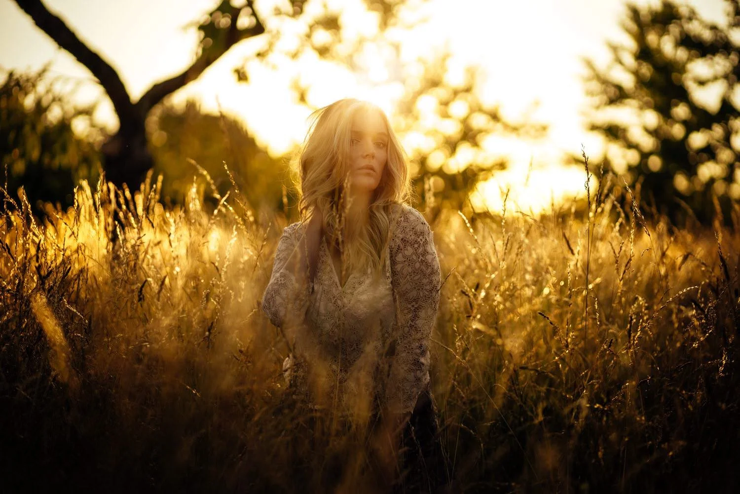 Portrait von Lisa bei Sonnenuntergang auf dem Boden sitzend in einem feld in Darmstadt – von pixelfeder