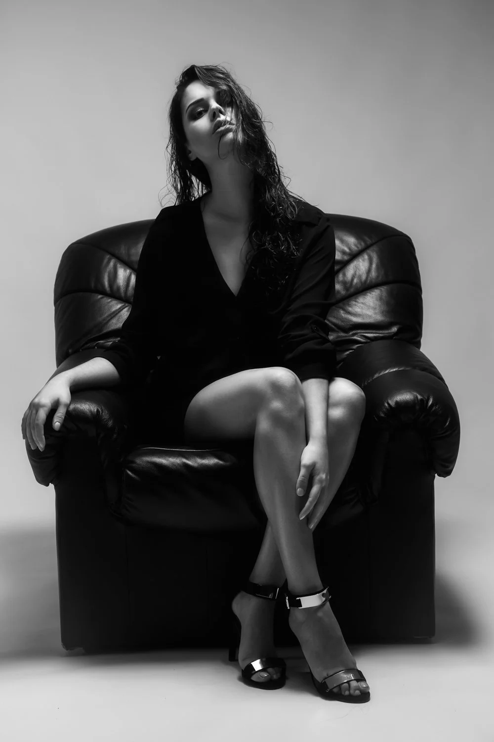 Close-Up Portrait von einer Frau im Studio in einem Sessel in Darmstadt – Schwarz-Weiß von pixelfeder