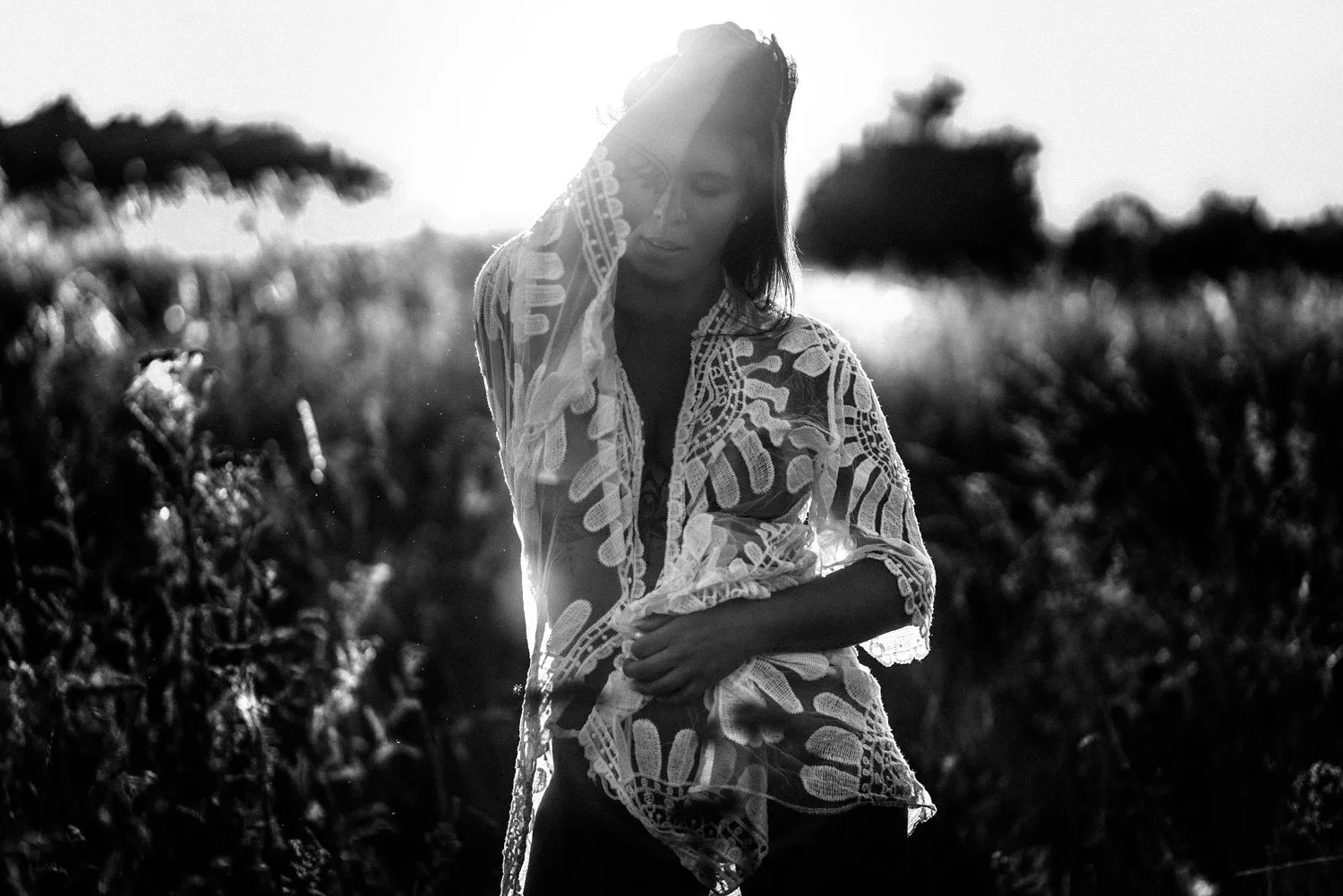 Sinnliches Portrait einer Frau in einem Spitzenkleid Outdoor im Feld in Darmstadt – Schwarz-Weiß von pixelfeder