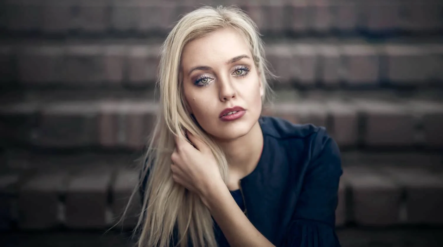 Portrait einer jungen Frau mit langen, blonden Haaren in einer Bluse in Frankfurt – von pixelfeder