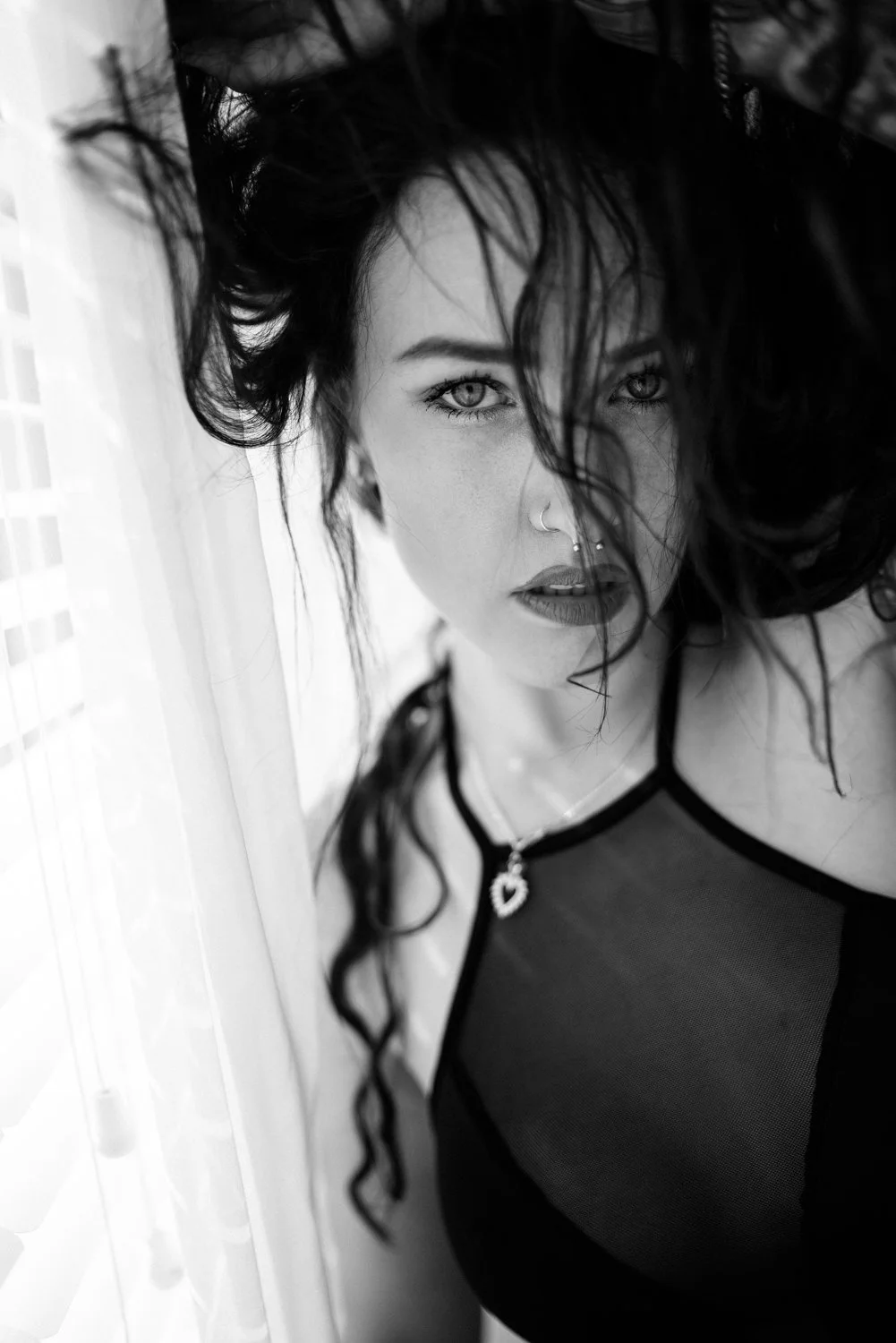 Sinnliches Close-Up portrait von einer jungen Frau im Studio mit Blick in die Kamera in Darmstadt – Schwarz-Weiß von pixelfeder