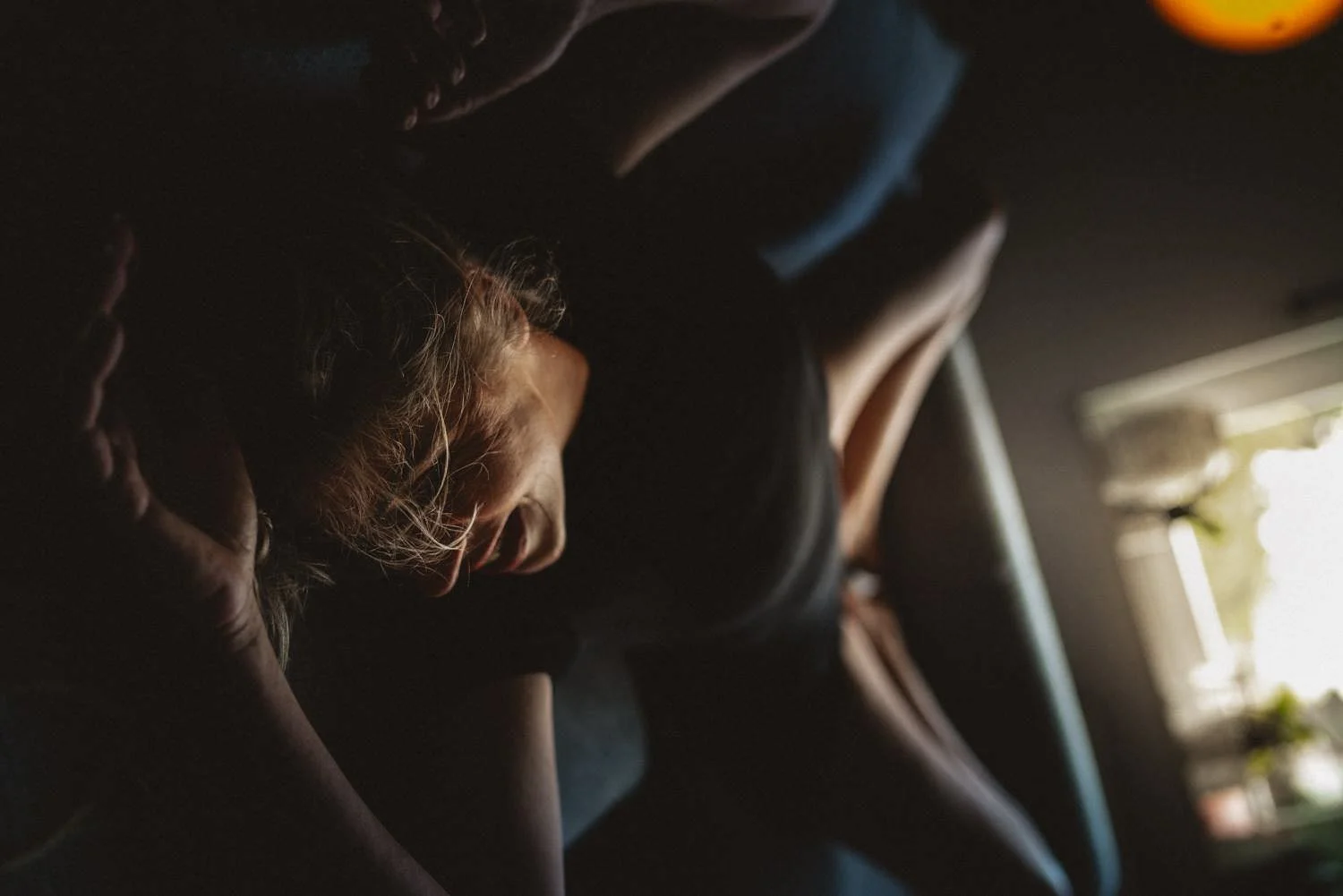 Close-Up einer Frau mit dunkelblonden Haaren in einem Kleid beim Homeshooting auf einer couch in Frankfurt – von pixelfeder