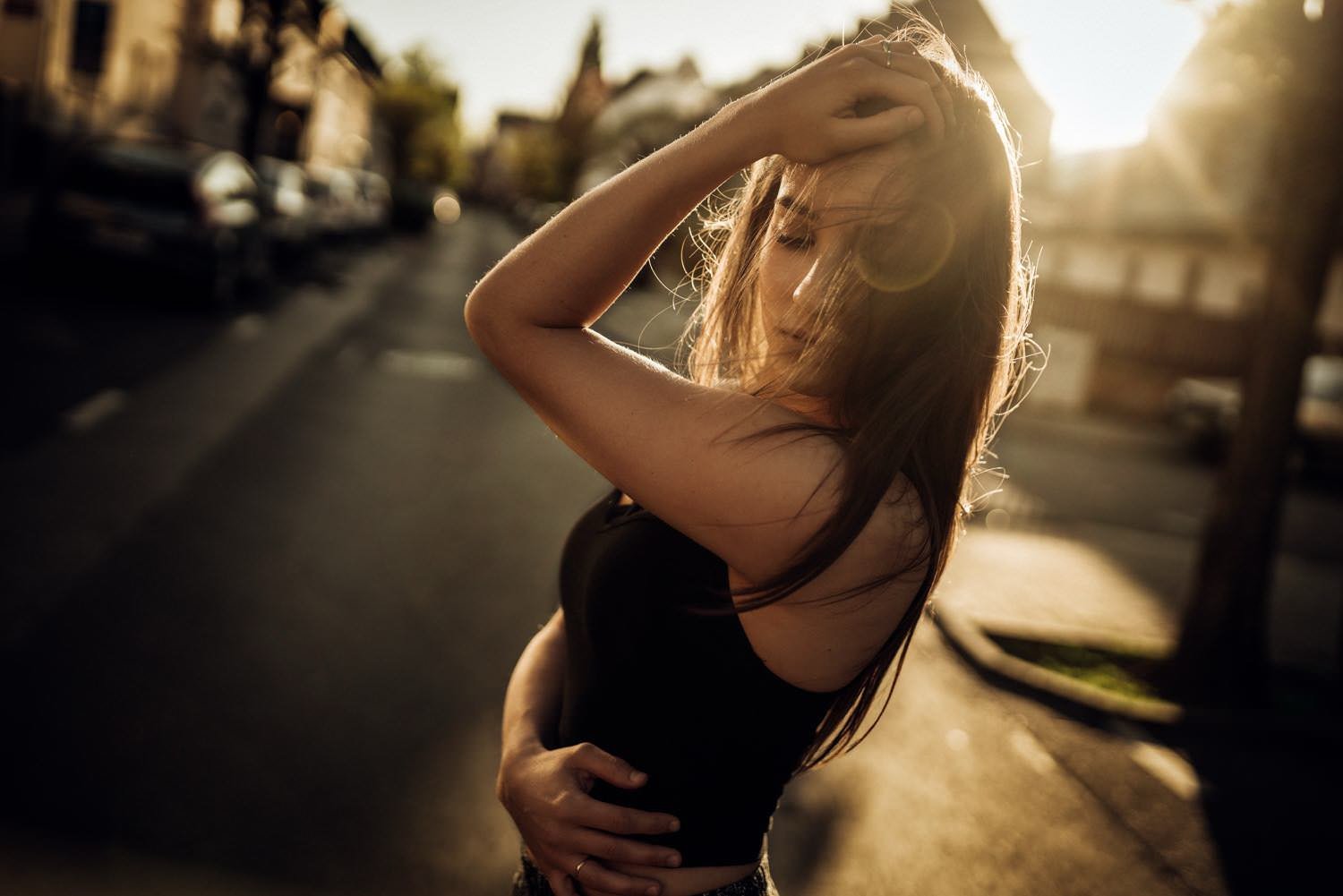 Portrait einer Frau Outdoor bei Sonnenuntergang in der City bei Sonnenlicht in Darmstadt – von pixelfeder