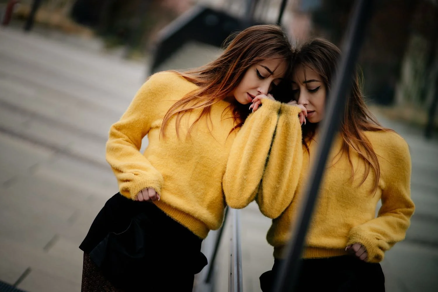 Portrait einer jungen Frau mit Blick zur Seite im Fensterlicht im Spiegel stehend in Darmstadt – von pixelfeder