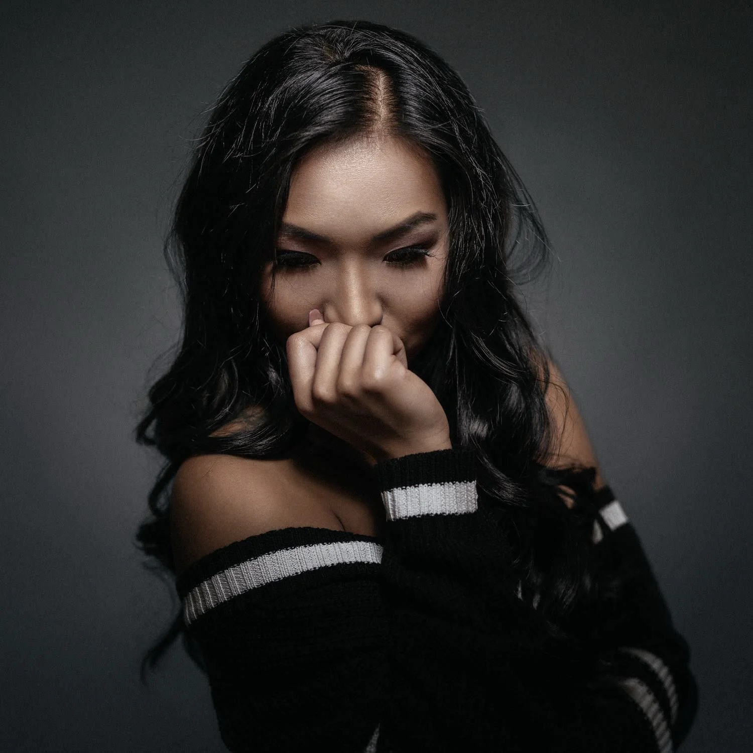 Portrait einer jungen Frau mit Blick zur Seite in Darmstadt – von pixelfeder