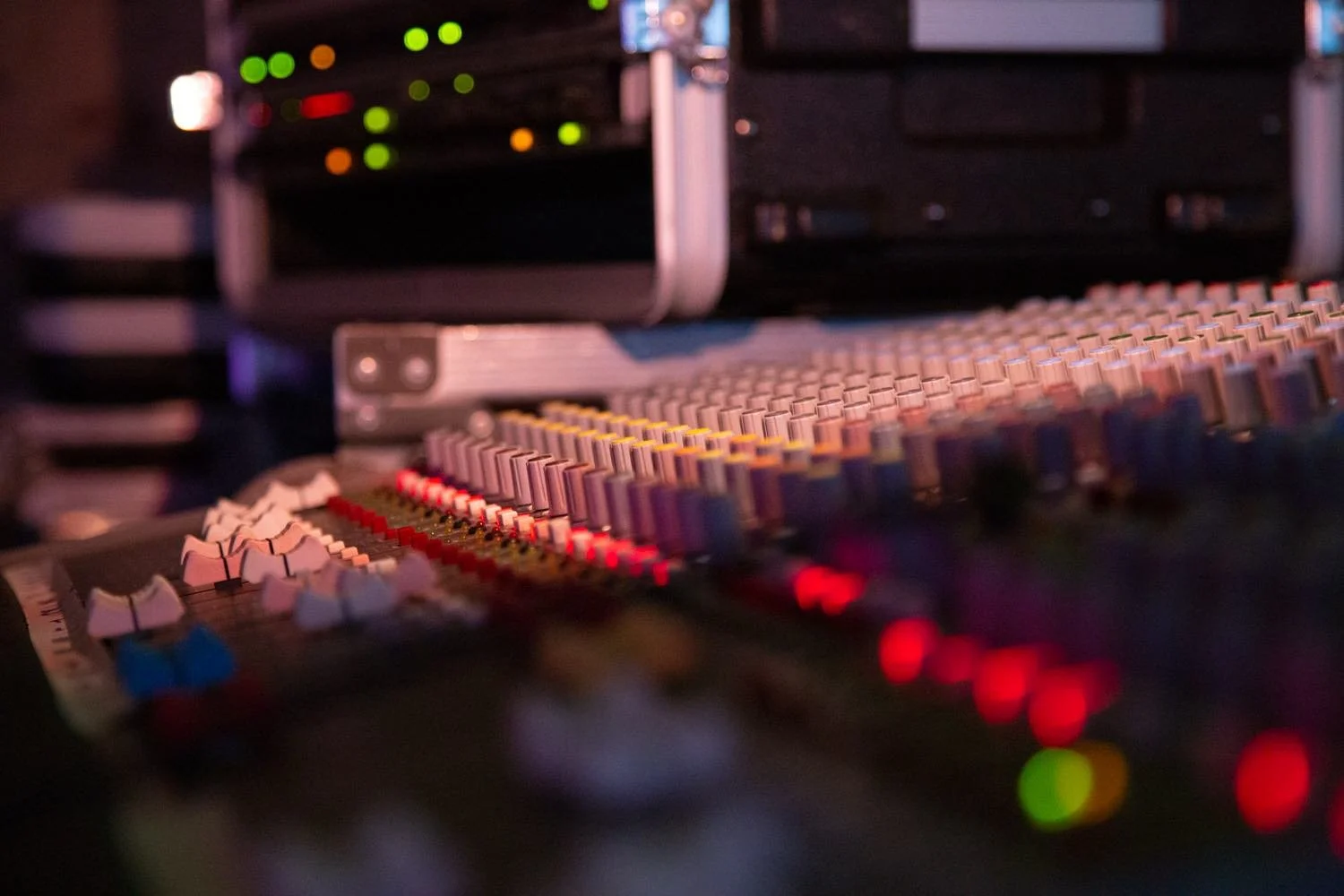 Blick auf ein Tonstudio-Equipment bei einer Hochzeit in darmstadt - pixelfeder
