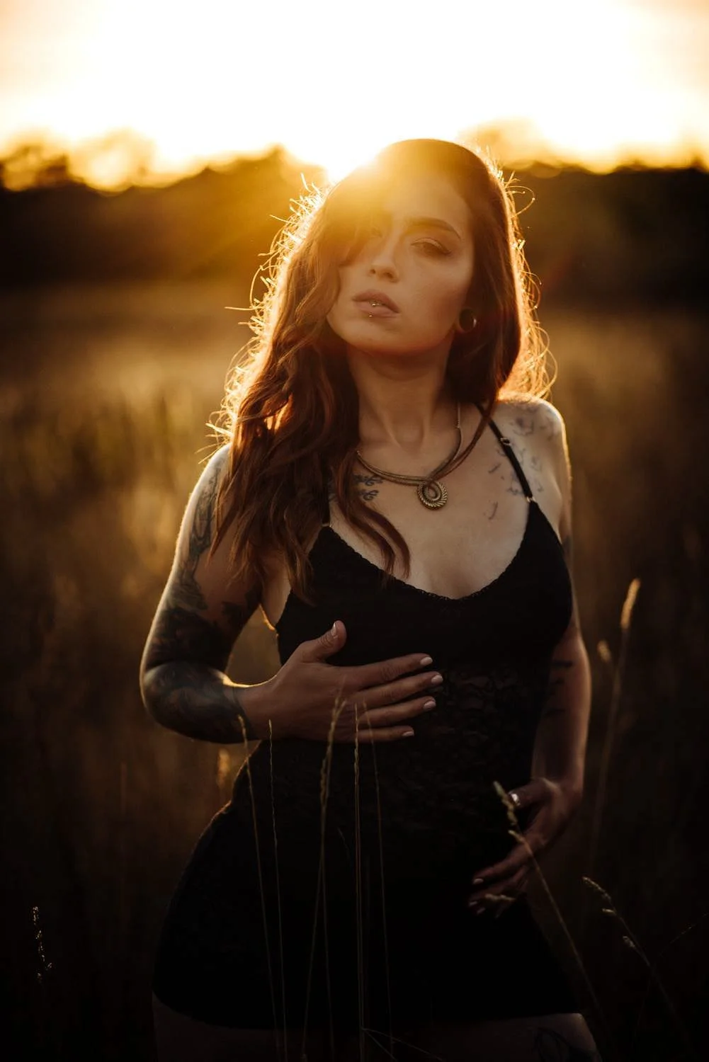 Portrait einer Frau in einem Kleid bei Sonnenuntergang in Frankfurt – von pixelfeder