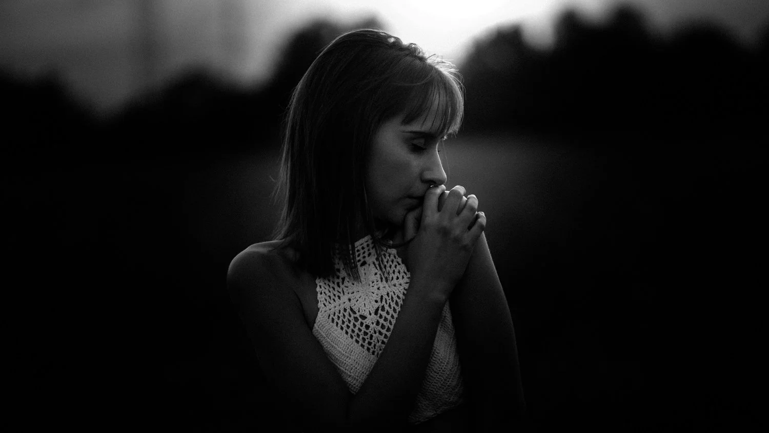 Portrait einer jungen Frau Outdoor mit verträumtem Blick in Darmstadt – Schwarz-Weiß von pixelfeder