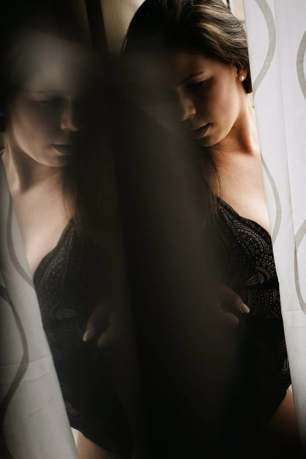 Sinnliches Portrait einer Frau beim Homeshooting mit Blick zur Seite hinter einem halbtransparenten vorhang – von pixelfeder