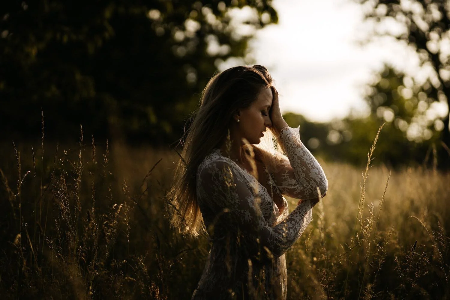 Portrait einer Frau in einem Spitzenkleid bei Sonnenuntergang mit Blick zur Seite – von pixelfeder