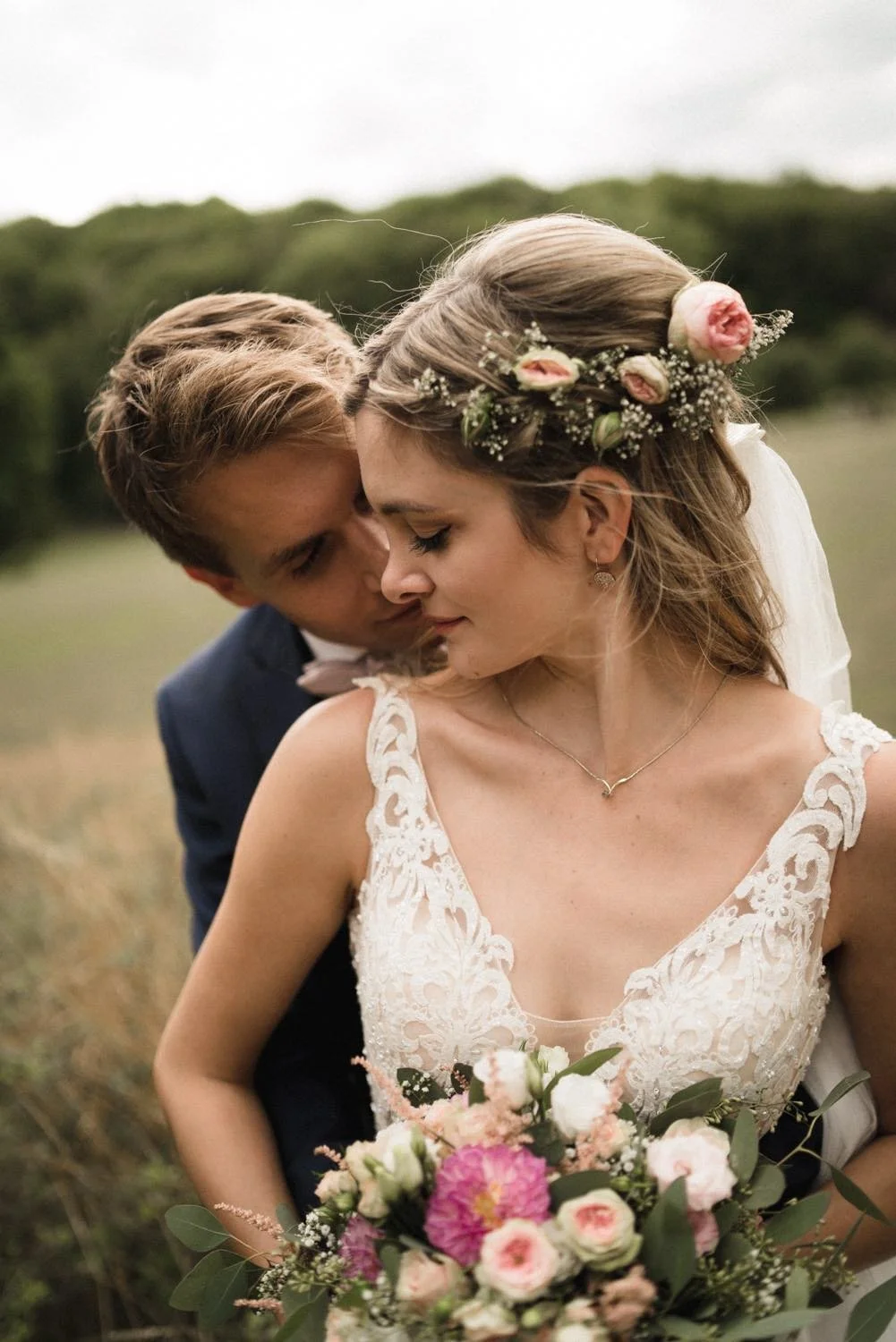 Ein Brautpaar bei einer Hochzeitsaufnahme im Freien in Darmstadt – von pixelfeder