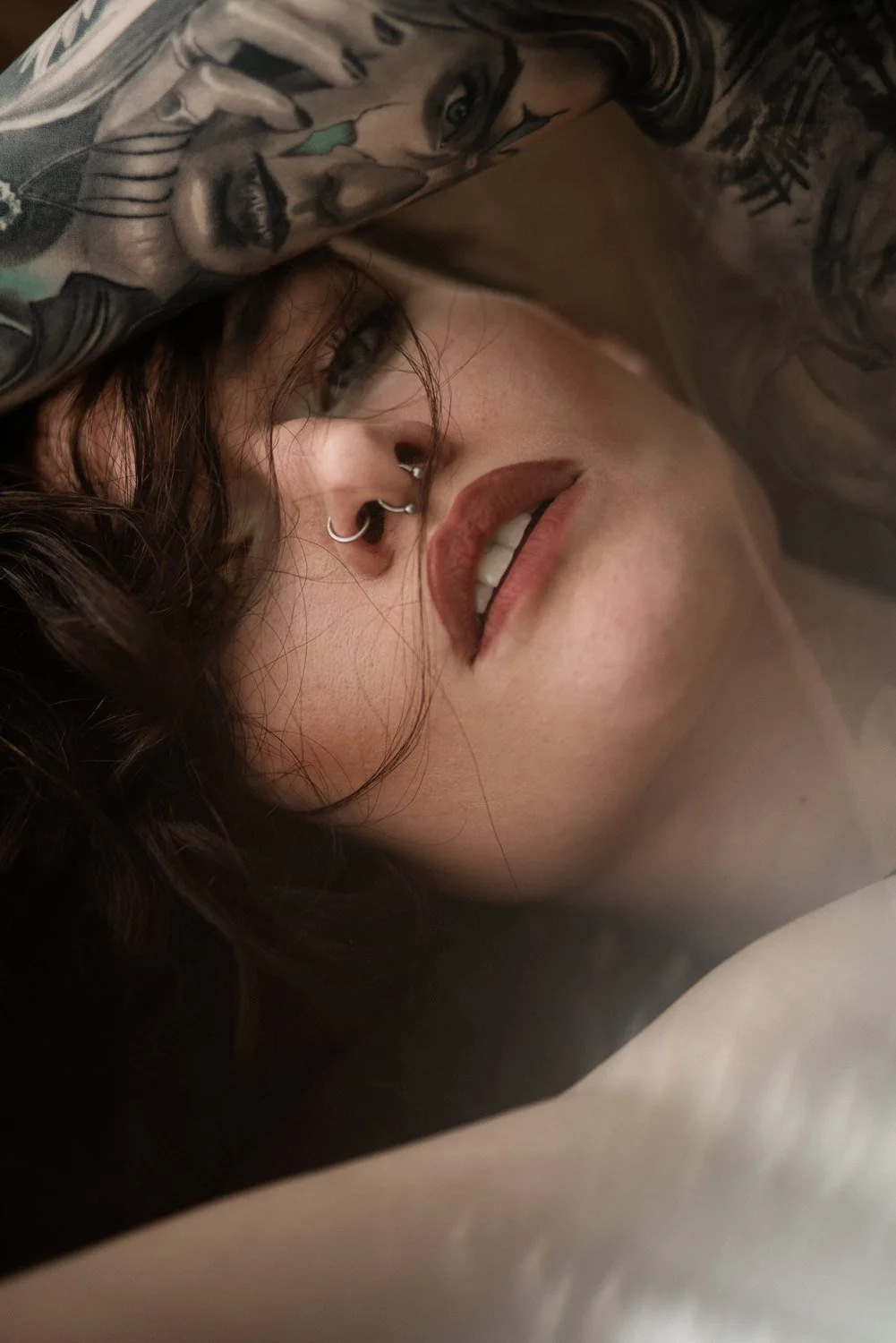 Close-Up Portrait von einer Frau mit lockigen Haaren liegend liegt auf einem kissen in Darmstadt – von pixelfeder