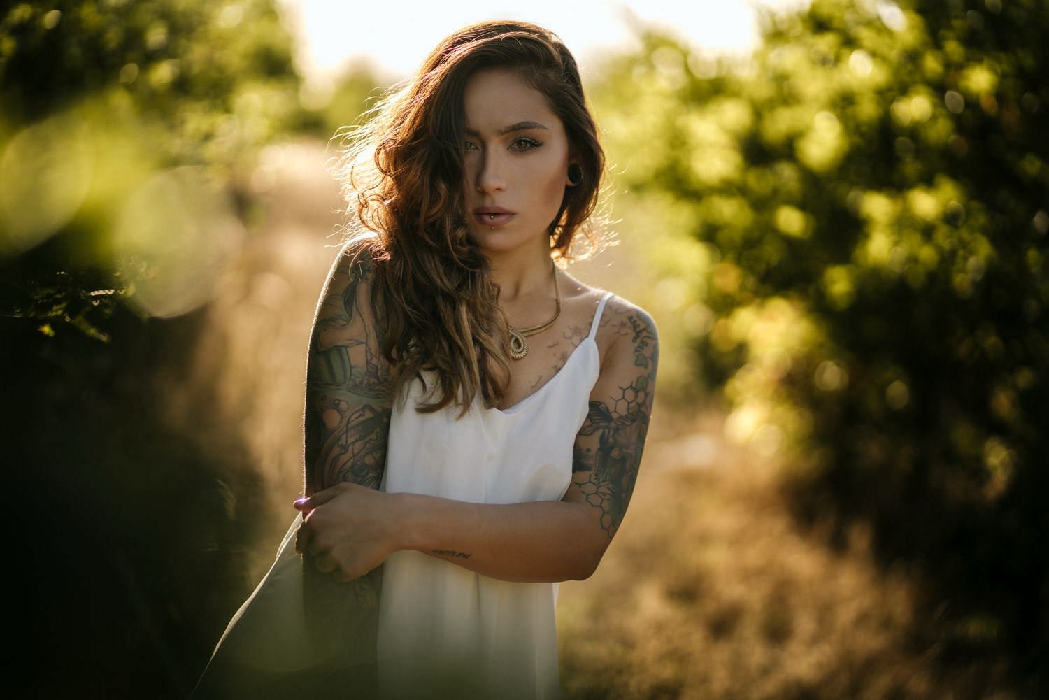 Portrait einer jungen Frau in einem Kleid und in einem Weißem Kleid mit Tattoos bei Sonnenlicht in Darmstadt – von pixelfeder