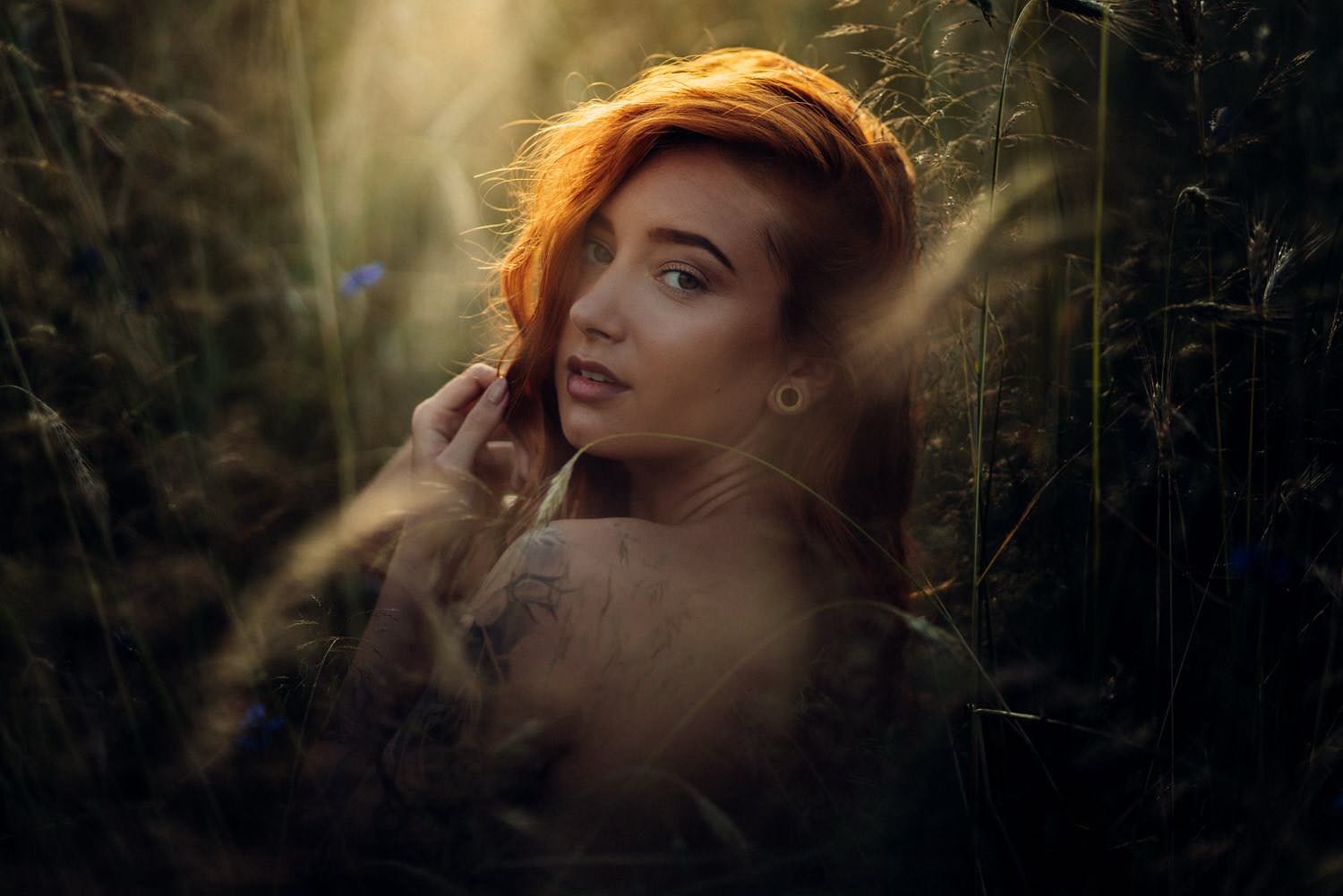 Sensual Portrait einer jungen Frau im Studio bei Sonnenuntergang auf dem Boden sitzend in Darmstadt – von pixelfeder